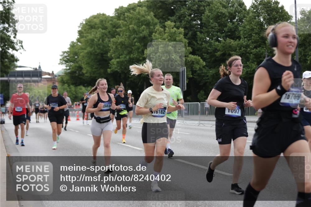 29.06.2025 - hella hamburg halbmarathon Jannik Wohlers http://msf.ph/oto/8240402 29.06.2025 10:29:40 Lombardsbrücke 1097, 1547, 1694, 3443, 3573, 3613, 4580, 5063, 5322, 6598, 6616, 6626, 8792, 8941, 10162, 12305, 12504, 12537, 12710, 13031, 14304, 16182, 16601, 16604, 16735, 16769, 17529, 18503 meine-sportfotos.de
