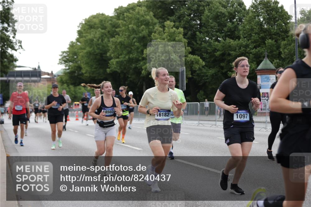 29.06.2025 - hella hamburg halbmarathon Jannik Wohlers http://msf.ph/oto/8240437 29.06.2025 10:29:40 Lombardsbrücke 1097, 1547, 1694, 3443, 3573, 3613, 4580, 5063, 5322, 6598, 6616, 6626, 8792, 8941, 10162, 12305, 12504, 12537, 12710, 13031, 14304, 16182, 16601, 16604, 16735, 16769, 17529, 18503 meine-sportfotos.de