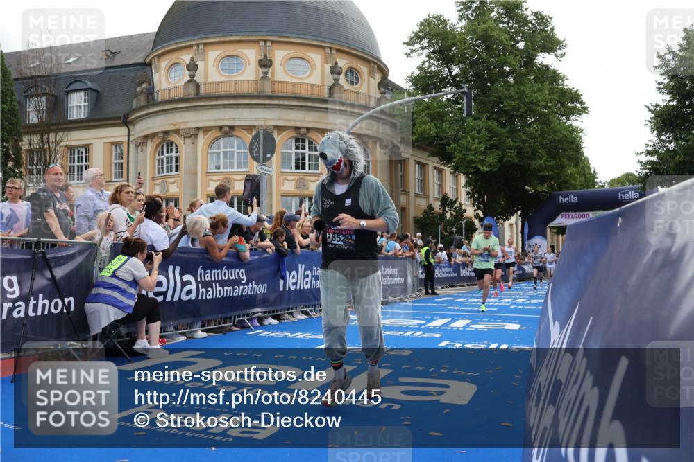 29.06.2025 - hella hamburg halbmarathon Strokosch-Dieckow http://msf.ph/oto/8240445 29.06.2025 10:36:39 Ziel 1571, 2121, 3809, 4865, 5092, 5961, 6529, 6915, 8121, 13343, 14622, 15621, 16523, 18038, 18733 meine-sportfotos.de