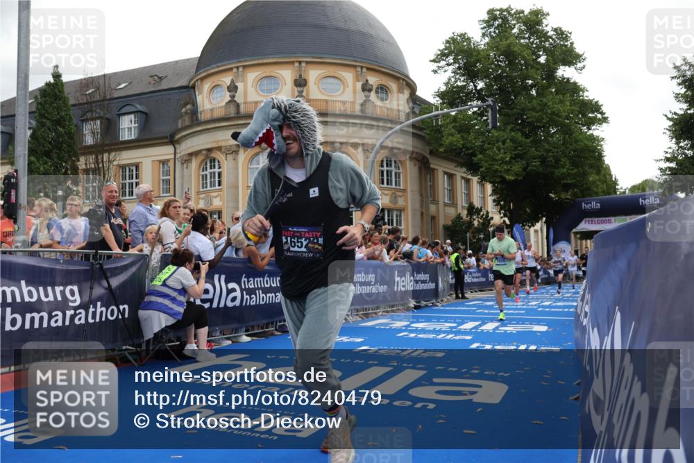 29.06.2025 - hella hamburg halbmarathon Strokosch-Dieckow http://msf.ph/oto/8240479 29.06.2025 10:36:39 Ziel 1571, 2121, 3809, 4865, 5092, 5961, 6529, 6915, 8121, 13343, 14622, 15621, 16523, 18038, 18733 meine-sportfotos.de
