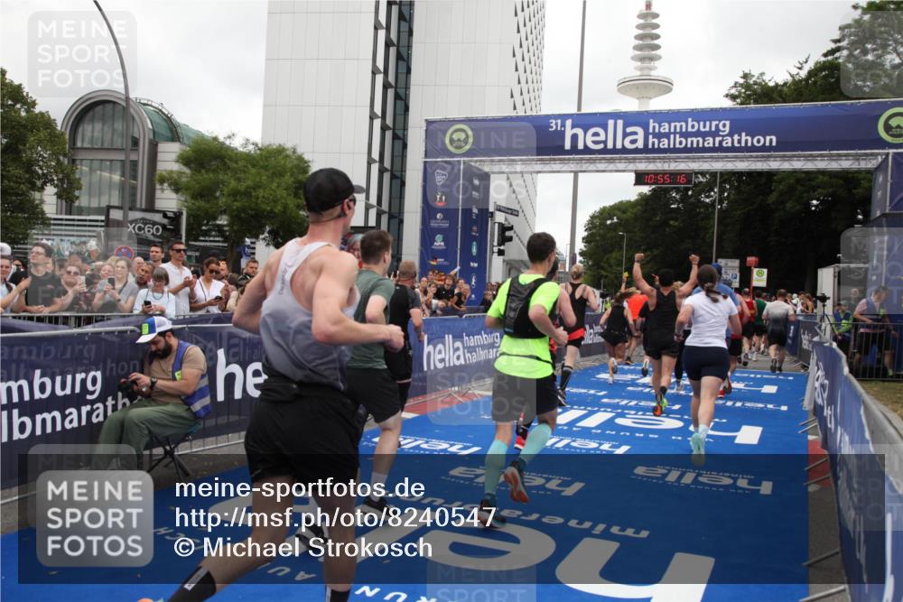 29.06.2025 - hella hamburg halbmarathon Michael Strokosch http://msf.ph/oto/8240547 29.06.2025 10:55:15 Ziel 1549, 1628, 2119, 2448, 3041, 3945, 4903, 6355, 6891, 8973, 9361, 9380, 10188, 10191, 10192, 10582, 11747, 11976, 12248, 12961, 14834, 15854, 16108, 16521, 16630, 18031, 18966 meine-sportfotos.de
