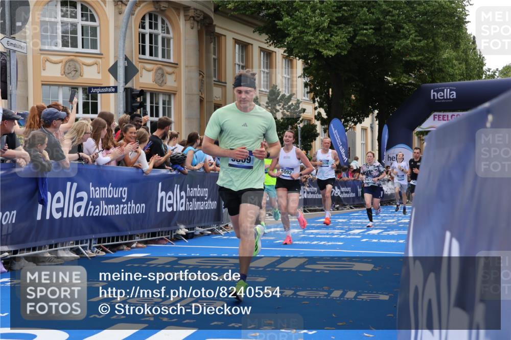 29.06.2025 - hella hamburg halbmarathon Strokosch-Dieckow http://msf.ph/oto/8240554 29.06.2025 10:36:40 Ziel 1571, 3809, 4865, 5092, 5961, 6529, 6915, 13343, 14622, 15621, 16523, 18038, 18733 meine-sportfotos.de