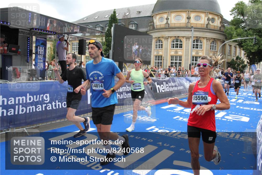 29.06.2025 - hella hamburg halbmarathon Michael Strokosch http://msf.ph/oto/8240568 29.06.2025 10:48:18 Ziel 1914, 7599, 8916, 9770, 11211, 11467, 12685, 14192, 14797, 14814, 15590, 15629, 15735, 15973, 15981, 18963, 19127 meine-sportfotos.de