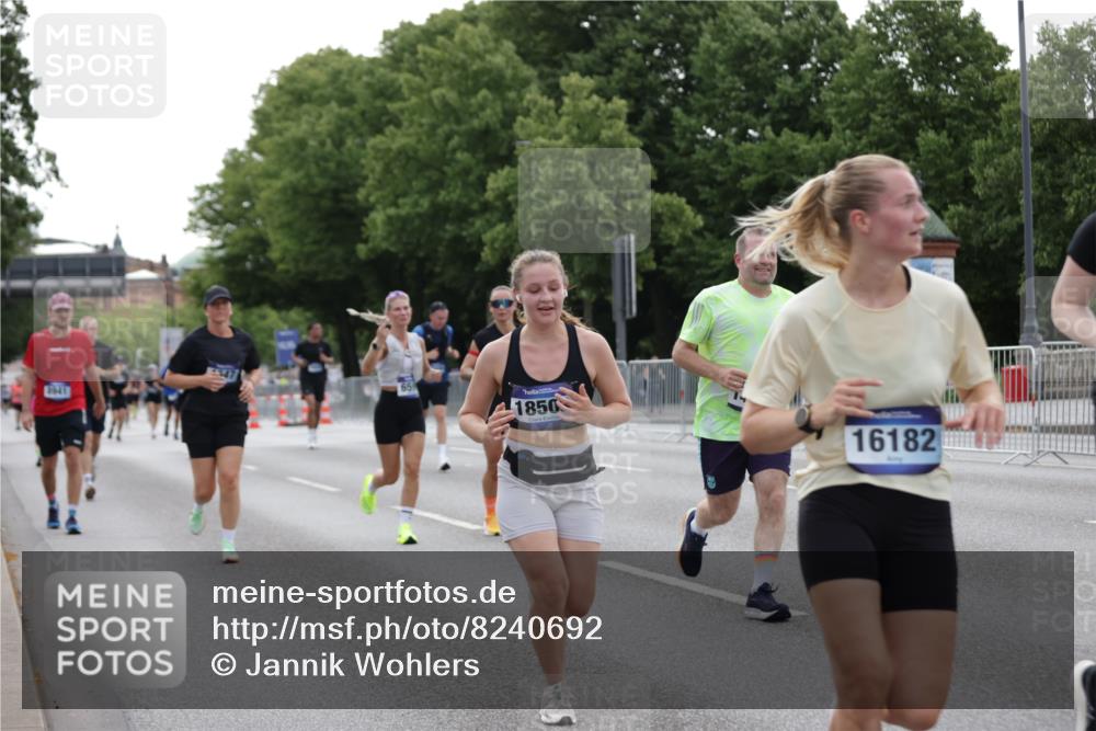 29.06.2025 - hella hamburg halbmarathon Jannik Wohlers http://msf.ph/oto/8240692 29.06.2025 10:29:41 Lombardsbrücke 1097, 1547, 3443, 3573, 3613, 5063, 5322, 6598, 6616, 6626, 8792, 8941, 10162, 12305, 12504, 12537, 12710, 13031, 14304, 16182, 16601, 16604, 16735, 16769, 17529, 18046, 18503 meine-sportfotos.de