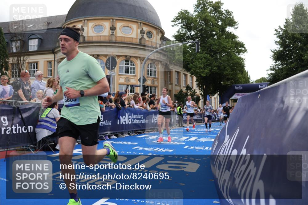 29.06.2025 - hella hamburg halbmarathon Strokosch-Dieckow http://msf.ph/oto/8240695 29.06.2025 10:36:41 Ziel 1571, 3809, 4865, 5092, 5961, 6529, 6915, 13343, 14622, 15621, 15939, 16523, 18038, 18733 meine-sportfotos.de