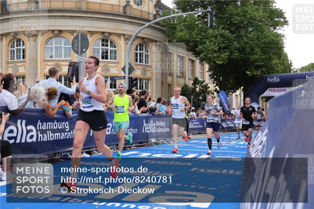 29.06.2025 - hella hamburg halbmarathon Strokosch-Dieckow http://msf.ph/oto/8240781 29.06.2025 10:36:42 Ziel 1571, 3809, 4865, 5092, 5961, 6529, 13343, 14622, 15621, 15939, 16523, 18038, 18733 meine-sportfotos.de