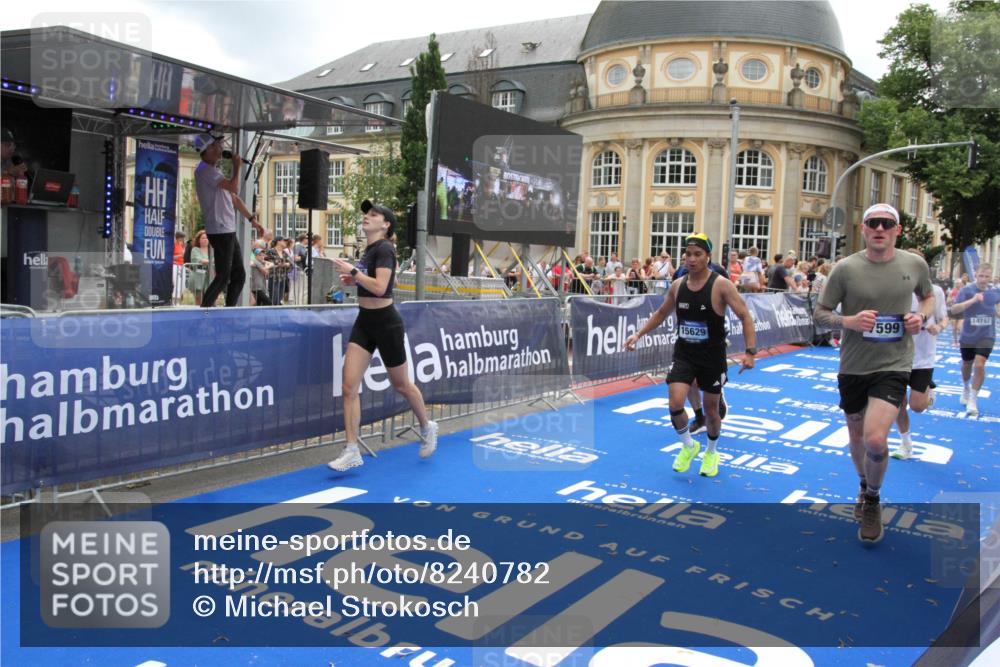 29.06.2025 - hella hamburg halbmarathon Michael Strokosch http://msf.ph/oto/8240782 29.06.2025 10:48:20 Ziel 7367, 7599, 8916, 9770, 11211, 11467, 12685, 14797, 14814, 15590, 15629, 15735, 15981, 17982, 18963, 19127 meine-sportfotos.de