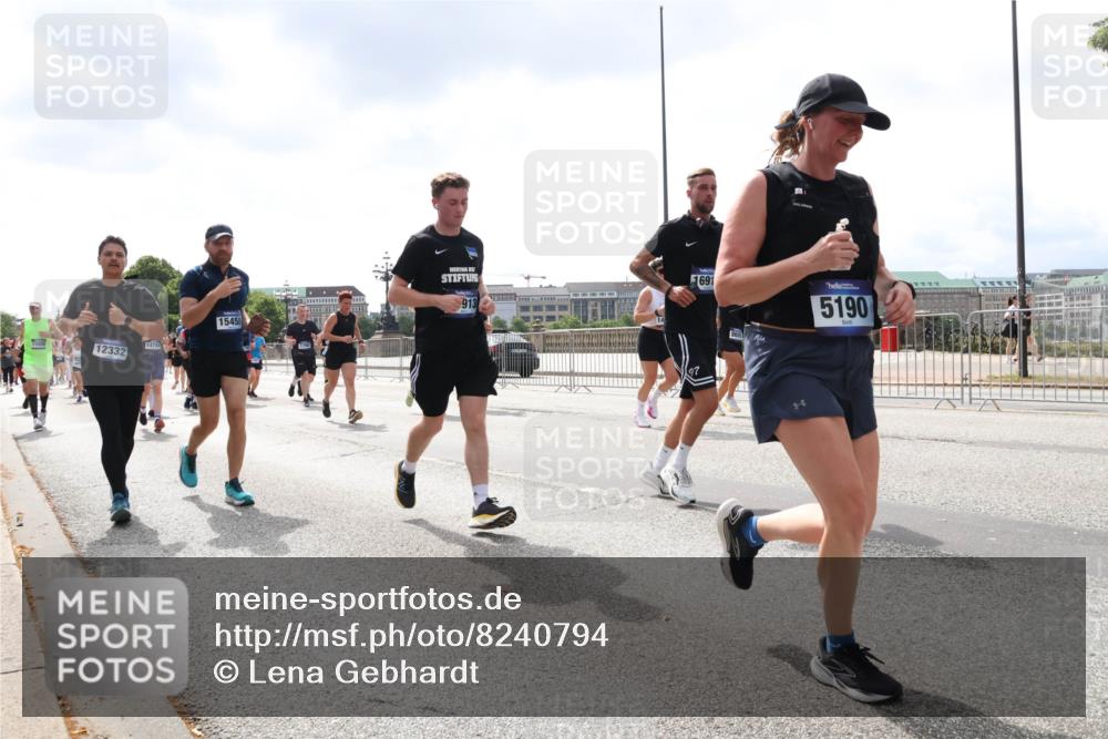 29.06.2025 - hella hamburg halbmarathon Lena Gebhardt http://msf.ph/oto/8240794 29.06.2025 10:45:20 Lombardsbrücke 1024, 1060, 1085, 1273, 1629, 1685, 1713, 1798, 1924, 2007, 2008, 2216, 2217, 2657, 2664, 2779, 2973, 3160, 3164, 3357, 3377, 3570, 3879, 3993, 4099, 4102, 4186, 4224, 4275, 4306, 4337, 4504, 4820, 4851, 5099, 5108, 5190, 5339, 5636, 5949, 6150, 6509, 6763, 6788, 6841, 6888, 6911, 6922, 6980, 7283, 7530, 7541, 7699, 7859, 7912, 8594, 8605, 8745, 8762, 8907, 9036, 9620, 10030, 10182, 10225, 10562, 10566, 10668, 10707, 11314, 12198, 12332, 12334, 12394, 13039, 13261 meine-sportfotos.de