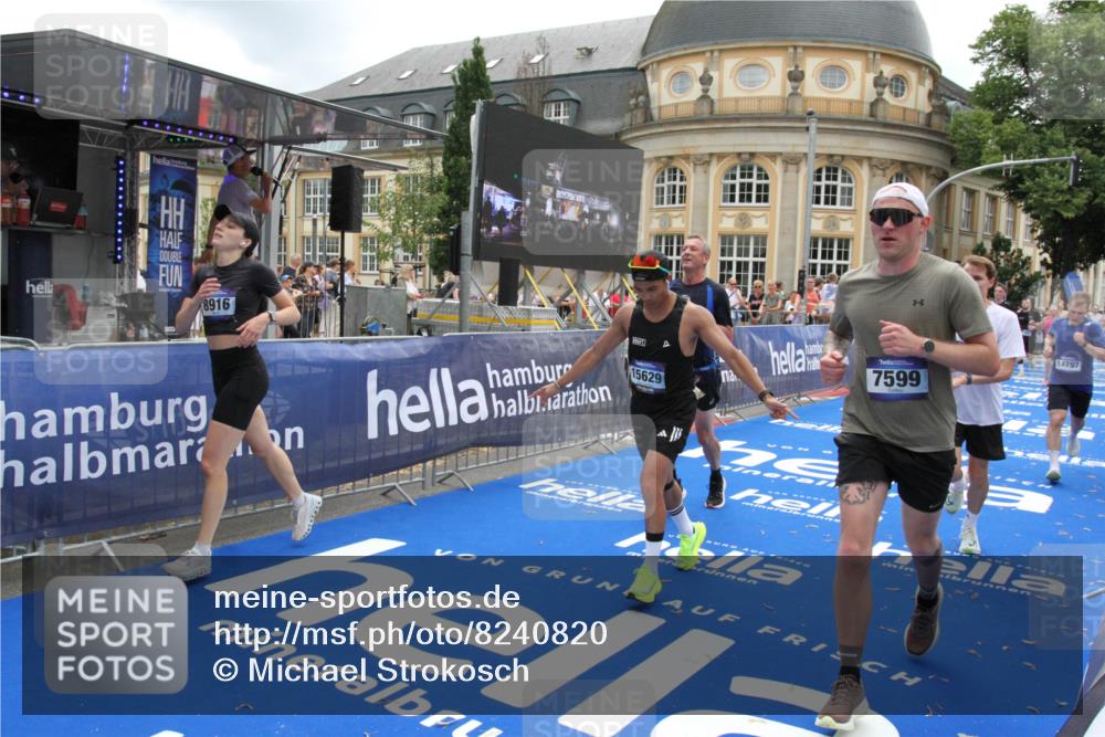 29.06.2025 - hella hamburg halbmarathon Michael Strokosch http://msf.ph/oto/8240820 29.06.2025 10:48:20 Ziel 7367, 7599, 8916, 9770, 11211, 11467, 12685, 14797, 14814, 15590, 15629, 15735, 15981, 17982, 18963, 19127 meine-sportfotos.de