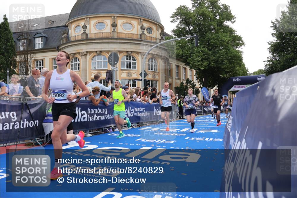 29.06.2025 - hella hamburg halbmarathon Strokosch-Dieckow http://msf.ph/oto/8240829 29.06.2025 10:36:42 Ziel 1571, 3809, 4865, 5092, 5961, 6529, 13343, 14622, 15621, 15939, 16523, 18038, 18733 meine-sportfotos.de