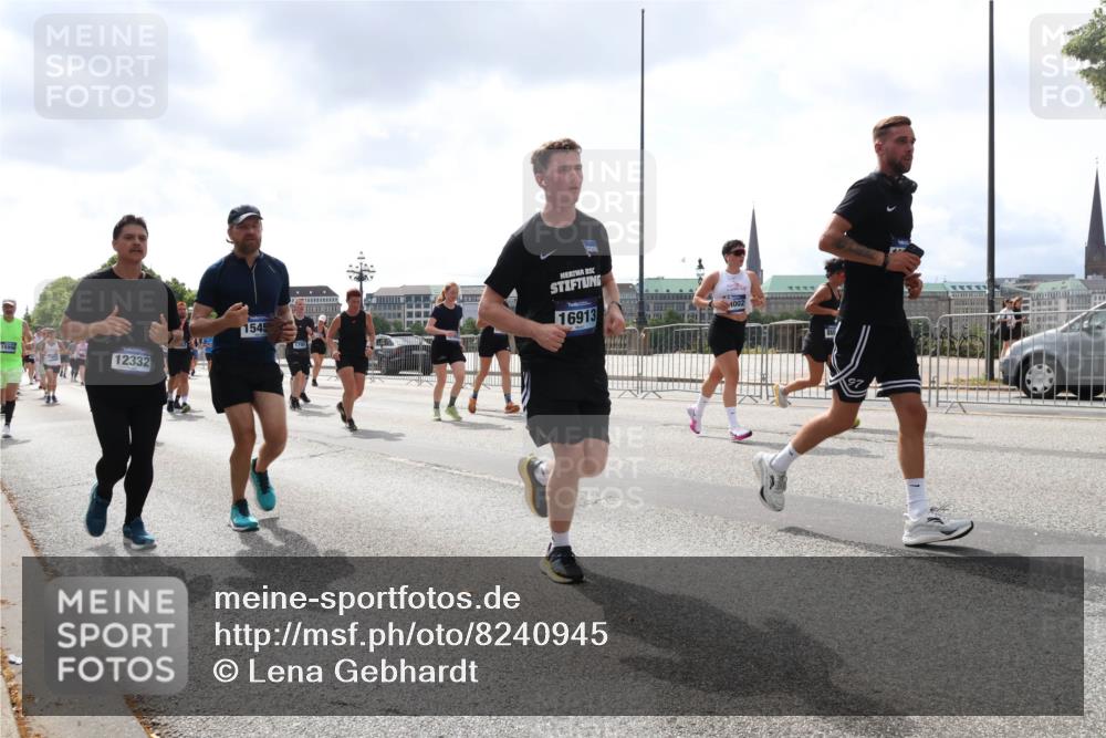 29.06.2025 - hella hamburg halbmarathon Lena Gebhardt http://msf.ph/oto/8240945 29.06.2025 10:45:20 Lombardsbrücke 1024, 1060, 1085, 1273, 1629, 1685, 1713, 1798, 1924, 2007, 2008, 2216, 2217, 2657, 2664, 2779, 2973, 3160, 3164, 3357, 3377, 3570, 3879, 3993, 4099, 4102, 4186, 4224, 4275, 4306, 4337, 4504, 4820, 4851, 5099, 5108, 5190, 5339, 5636, 5949, 6150, 6509, 6763, 6788, 6841, 6888, 6911, 6922, 6980, 7283, 7530, 7541, 7699, 7859, 7912, 8594, 8605, 8745, 8762, 8907, 9036, 9620, 10030, 10182, 10225, 10562, 10566, 10668, 10707, 11314, 12198, 12332, 12334, 12394, 13039, 13261 meine-sportfotos.de