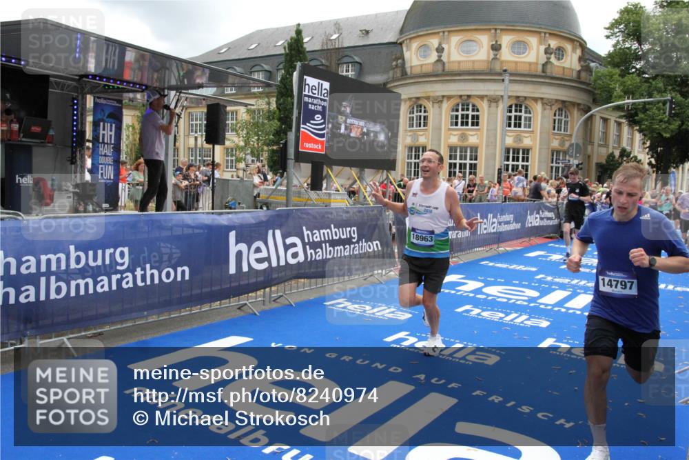 29.06.2025 - hella hamburg halbmarathon Michael Strokosch http://msf.ph/oto/8240974 29.06.2025 10:48:22 Ziel 1537, 5129, 5528, 6923, 7367, 7599, 8216, 8916, 9770, 11211, 11467, 14797, 15629, 15735, 17745, 17982, 18963, 19127 meine-sportfotos.de