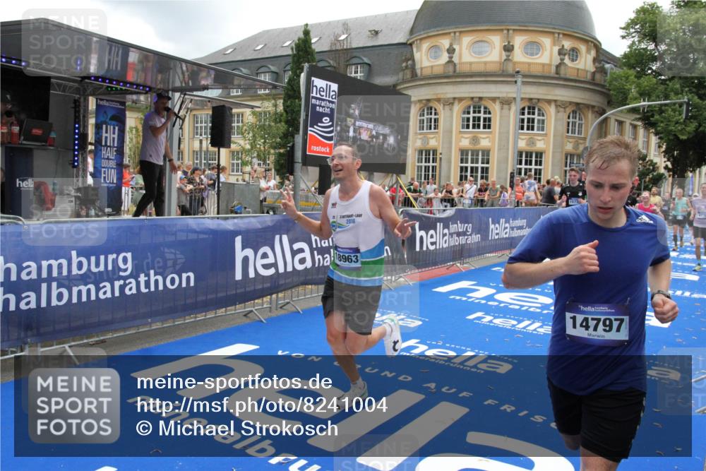 29.06.2025 - hella hamburg halbmarathon Michael Strokosch http://msf.ph/oto/8241004 29.06.2025 10:48:22 Ziel 1537, 5129, 5528, 6923, 7367, 7599, 8216, 8916, 9770, 11211, 11467, 14797, 15629, 15735, 17745, 17982, 18963, 19127 meine-sportfotos.de