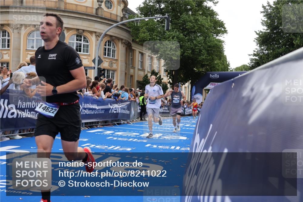 29.06.2025 - hella hamburg halbmarathon Strokosch-Dieckow http://msf.ph/oto/8241022 29.06.2025 10:36:45 Ziel 1571, 4865, 5092, 5961, 6529, 7310, 13141, 13343, 14622, 15621, 15939, 18038, 18384, 18733 meine-sportfotos.de