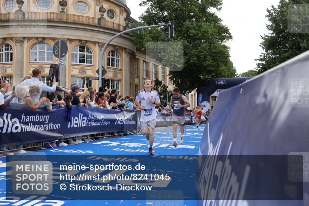 29.06.2025 - hella hamburg halbmarathon Strokosch-Dieckow http://msf.ph/oto/8241045 29.06.2025 10:36:45 Ziel 1571, 4865, 5092, 5961, 6529, 7310, 13141, 13343, 14622, 15621, 15939, 18038, 18384, 18733 meine-sportfotos.de