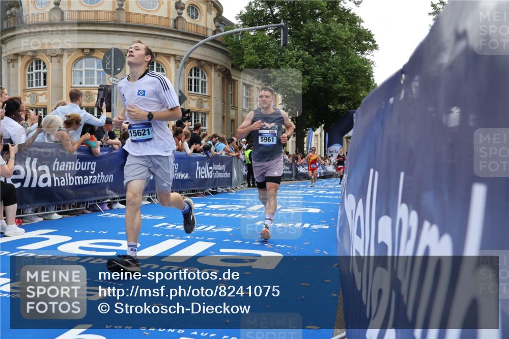 29.06.2025 - hella hamburg halbmarathon Strokosch-Dieckow http://msf.ph/oto/8241075 29.06.2025 10:36:46 Ziel 1571, 4865, 5961, 6529, 7310, 13141, 13343, 14622, 15621, 15939, 18038, 18384, 18733 meine-sportfotos.de