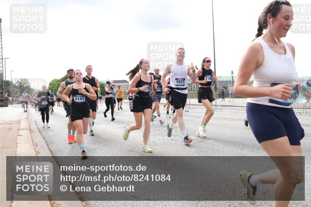 29.06.2025 - hella hamburg halbmarathon Lena Gebhardt http://msf.ph/oto/8241084 29.06.2025 10:33:50 Lombardsbrücke 1189, 1275, 1417, 1705, 1787, 1896, 1995, 2265, 2342, 2482, 2496, 2526, 2776, 2933, 3170, 3264, 3340, 3345, 3560, 3812, 3829, 3848, 4164, 4361, 4433, 4449, 4479, 4696, 4807, 4942, 5075, 5096, 5141, 5557, 5561, 5566, 5569, 5584, 5691, 5821, 5822, 5887, 6109, 6364, 6515, 6516, 6854, 6956, 6999, 7027, 7565, 7653, 7705, 8021, 8157, 8202, 8277, 8282, 8375, 8377, 8383, 8401, 8891, 9094, 9234, 9258, 9438, 9750, 9799, 9875, 9995, 10007, 10071, 10561, 11811 meine-sportfotos.de