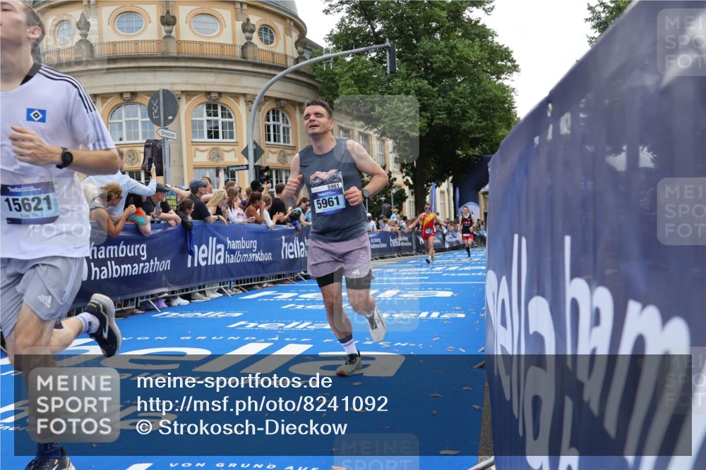 29.06.2025 - hella hamburg halbmarathon Strokosch-Dieckow http://msf.ph/oto/8241092 29.06.2025 10:36:47 Ziel 3959, 4865, 5307, 5961, 6529, 7310, 13141, 13343, 14622, 15621, 15939, 18384 meine-sportfotos.de