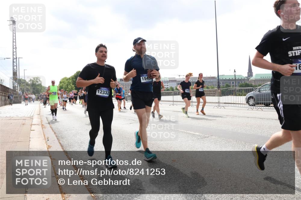 29.06.2025 - hella hamburg halbmarathon Lena Gebhardt http://msf.ph/oto/8241253 29.06.2025 10:45:21 Lombardsbrücke 1024, 1060, 1085, 1273, 1629, 1685, 1713, 1798, 1924, 2007, 2008, 2216, 2217, 2657, 2664, 2779, 2973, 3160, 3164, 3357, 3377, 3570, 3879, 3993, 4099, 4102, 4186, 4224, 4275, 4306, 4337, 4504, 4820, 4851, 5099, 5108, 5190, 5339, 5636, 5949, 6150, 6509, 6763, 6788, 6888, 6911, 6922, 6980, 7283, 7530, 7541, 7699, 7859, 7912, 8594, 8605, 8745, 8762, 8907, 9036, 9620, 10030, 10182, 10225, 10562, 10566, 10668, 10707, 11314, 12198, 12332, 12334, 12394, 13039, 13261 meine-sportfotos.de