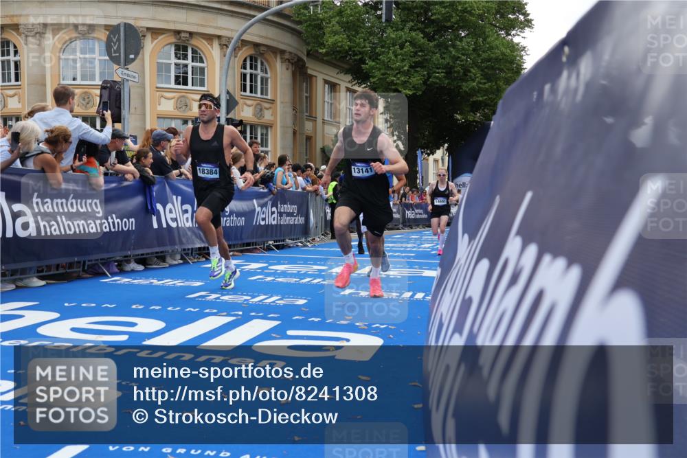 29.06.2025 - hella hamburg halbmarathon Strokosch-Dieckow http://msf.ph/oto/8241308 29.06.2025 10:36:55 Ziel 1385, 1411, 3959, 5307, 5315, 6123, 7310, 11620, 13141, 14691, 15261, 15939, 17024, 17125, 18384 meine-sportfotos.de