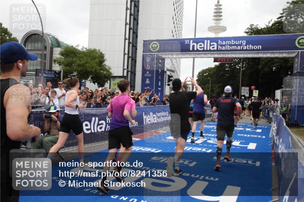 29.06.2025 - hella hamburg halbmarathon Michael Strokosch http://msf.ph/oto/8241356 29.06.2025 10:55:30 Ziel 1130, 2252, 2771, 4189, 4951, 5287, 5319, 6591, 6938, 8487, 13234, 13236, 16213, 16334, 16609, 16985, 17603, 17940 meine-sportfotos.de