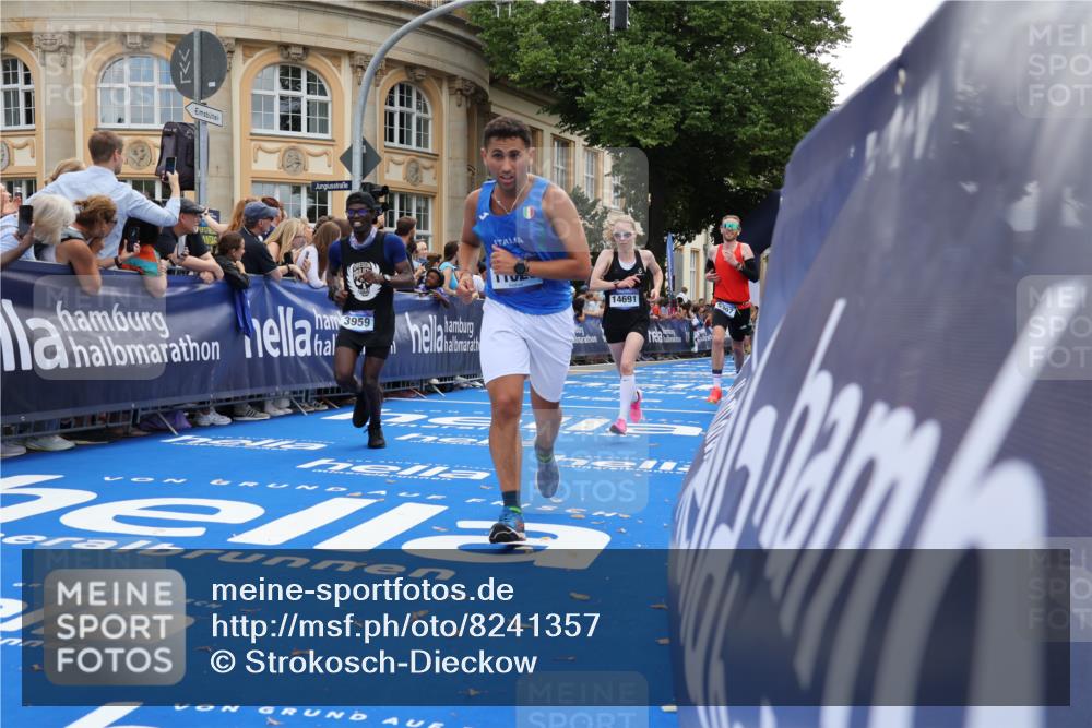 29.06.2025 - hella hamburg halbmarathon Strokosch-Dieckow http://msf.ph/oto/8241357 29.06.2025 10:36:57 Ziel 1385, 1411, 3959, 5307, 5315, 6123, 6458, 7310, 10738, 11120, 11620, 13141, 14691, 15261, 15410, 16992, 17024, 17125, 18384 meine-sportfotos.de