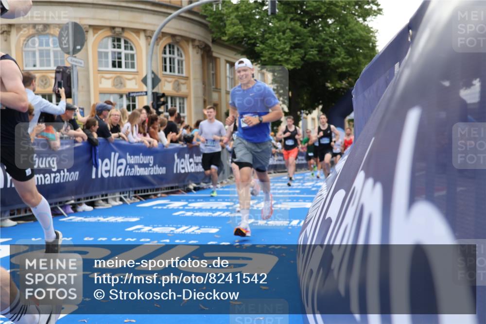 29.06.2025 - hella hamburg halbmarathon Strokosch-Dieckow http://msf.ph/oto/8241542 29.06.2025 10:37:04 Ziel 1385, 1411, 5315, 5923, 6123, 6458, 7482, 8362, 9178, 10190, 10738, 11120, 11423, 13972, 15178, 15261, 15410, 16992, 17024, 17125, 17658 meine-sportfotos.de