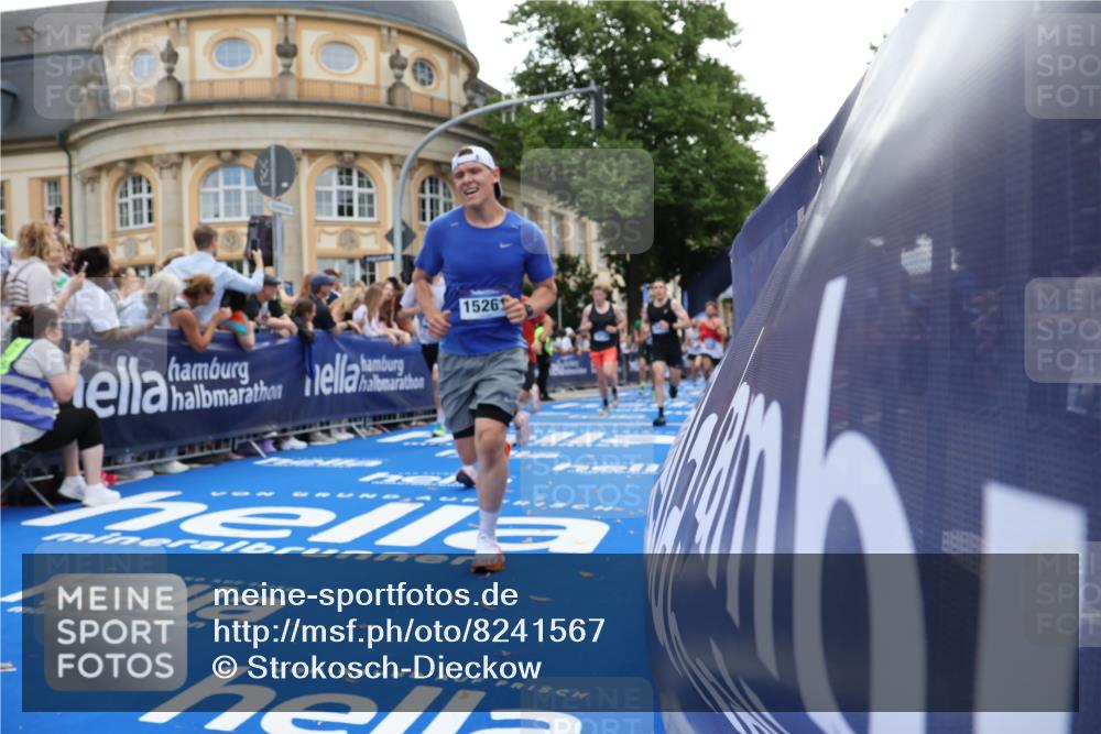 29.06.2025 - hella hamburg halbmarathon Strokosch-Dieckow http://msf.ph/oto/8241567 29.06.2025 10:37:04 Ziel 1385, 1411, 5315, 5923, 6123, 6458, 7482, 8362, 9178, 10190, 10738, 11120, 11423, 13972, 15178, 15261, 15410, 16992, 17024, 17125, 17658 meine-sportfotos.de
