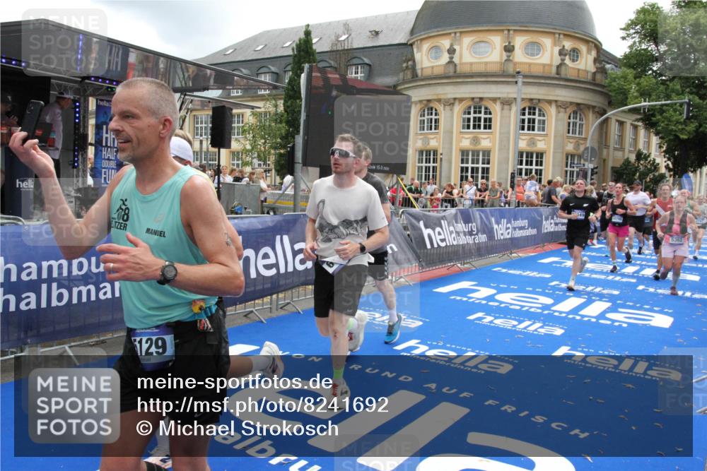 29.06.2025 - hella hamburg halbmarathon Michael Strokosch http://msf.ph/oto/8241692 29.06.2025 10:48:28 Ziel 1537, 3747, 5129, 5362, 5528, 6081, 6923, 7367, 8216, 9262, 11451, 12549, 12840, 13962, 14990, 17745, 17855, 17982, 18790, 18923 meine-sportfotos.de