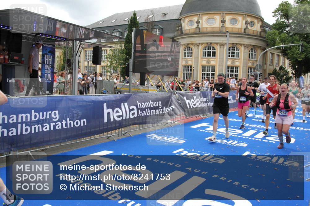 29.06.2025 - hella hamburg halbmarathon Michael Strokosch http://msf.ph/oto/8241753 29.06.2025 10:48:30 Ziel 1537, 3747, 5129, 5362, 5528, 6081, 6923, 8216, 9262, 10860, 11451, 12149, 12549, 12690, 12840, 13962, 14033, 14990, 15808, 17395, 17745, 17855, 18251, 18790, 18923 meine-sportfotos.de