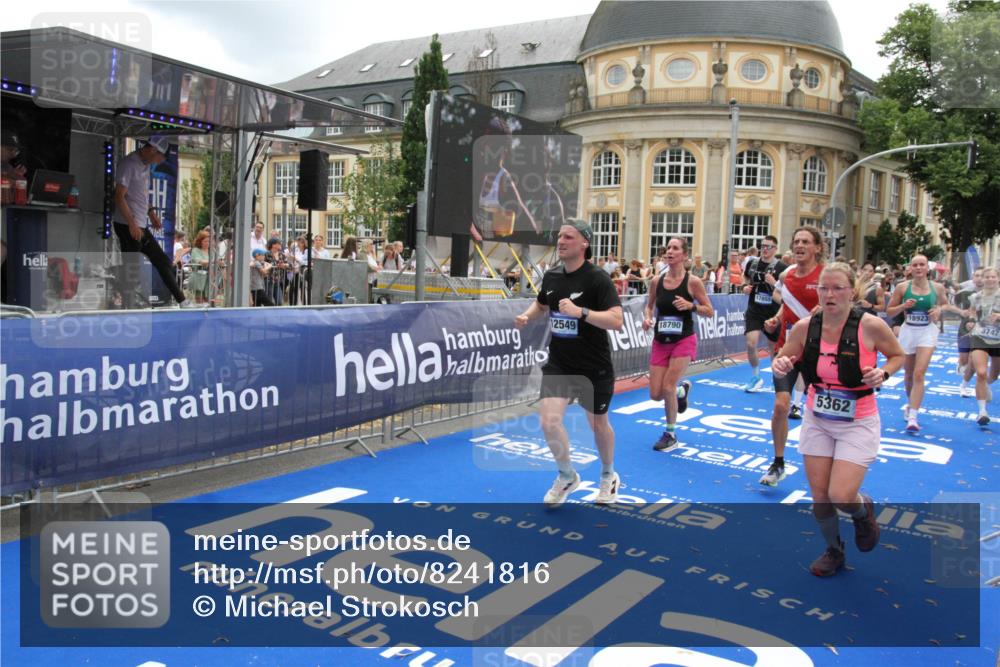 29.06.2025 - hella hamburg halbmarathon Michael Strokosch http://msf.ph/oto/8241816 29.06.2025 10:48:30 Ziel 1537, 3747, 5129, 5362, 5528, 6081, 6923, 8216, 9262, 10860, 11451, 12149, 12549, 12690, 12840, 13962, 14033, 14990, 15808, 17395, 17745, 17855, 18251, 18790, 18923 meine-sportfotos.de