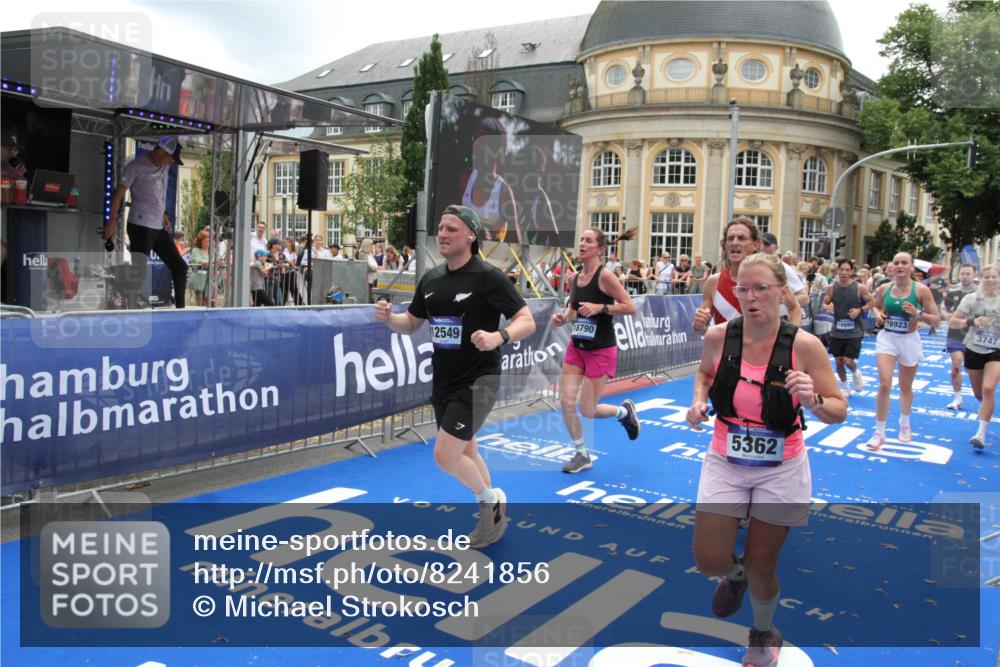 29.06.2025 - hella hamburg halbmarathon Michael Strokosch http://msf.ph/oto/8241856 29.06.2025 10:48:31 Ziel 3747, 5362, 5528, 6081, 6923, 8216, 9262, 10000, 10860, 11451, 12149, 12549, 12690, 12840, 13962, 14033, 14990, 15808, 15917, 17395, 17855, 18251, 18790, 18923 meine-sportfotos.de