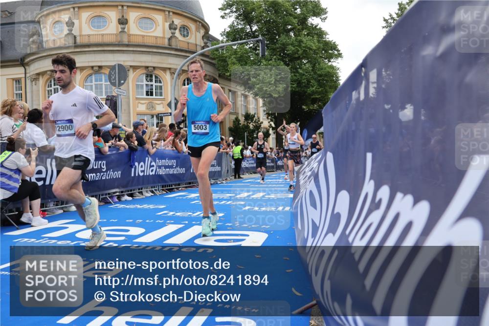 29.06.2025 - hella hamburg halbmarathon Strokosch-Dieckow http://msf.ph/oto/8241894 29.06.2025 10:37:19 Ziel 2767, 4860, 5003, 9017, 12739, 12900, 13372, 13854, 14387, 14459, 15888, 17137, 17306, 17726, 18159, 18723, 18824 meine-sportfotos.de