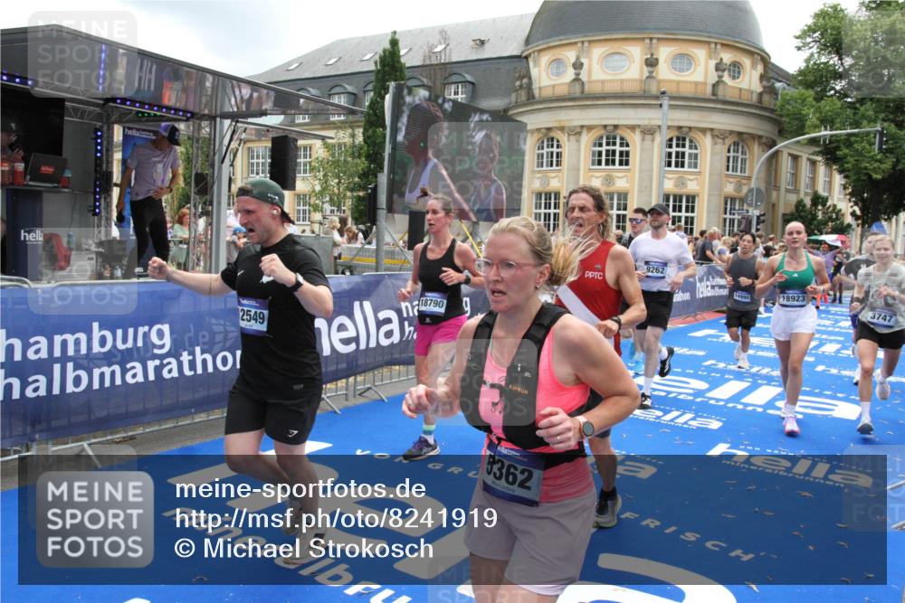 29.06.2025 - hella hamburg halbmarathon Michael Strokosch http://msf.ph/oto/8241919 29.06.2025 10:48:31 Ziel 3747, 5362, 5528, 6081, 6923, 8216, 9262, 10000, 10860, 11451, 12149, 12549, 12690, 12840, 13962, 14033, 14990, 15808, 15917, 17395, 17855, 18251, 18790, 18923 meine-sportfotos.de
