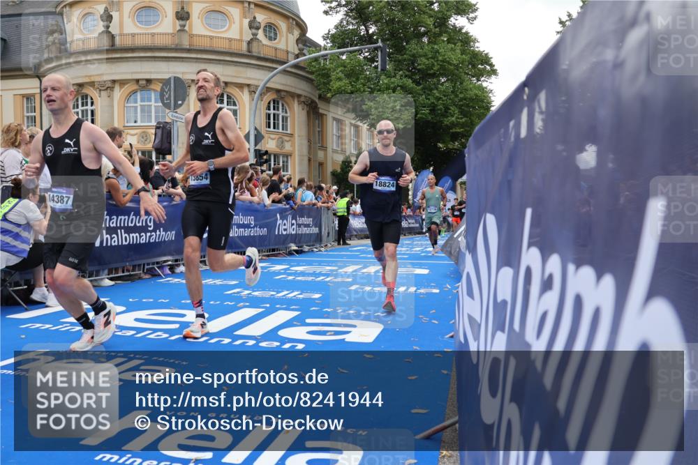 29.06.2025 - hella hamburg halbmarathon Strokosch-Dieckow http://msf.ph/oto/8241944 29.06.2025 10:37:23 Ziel 2767, 5003, 5042, 6047, 9017, 9914, 12739, 12900, 13372, 13854, 14387, 14459, 15888, 17306, 18159, 18723, 18824 meine-sportfotos.de