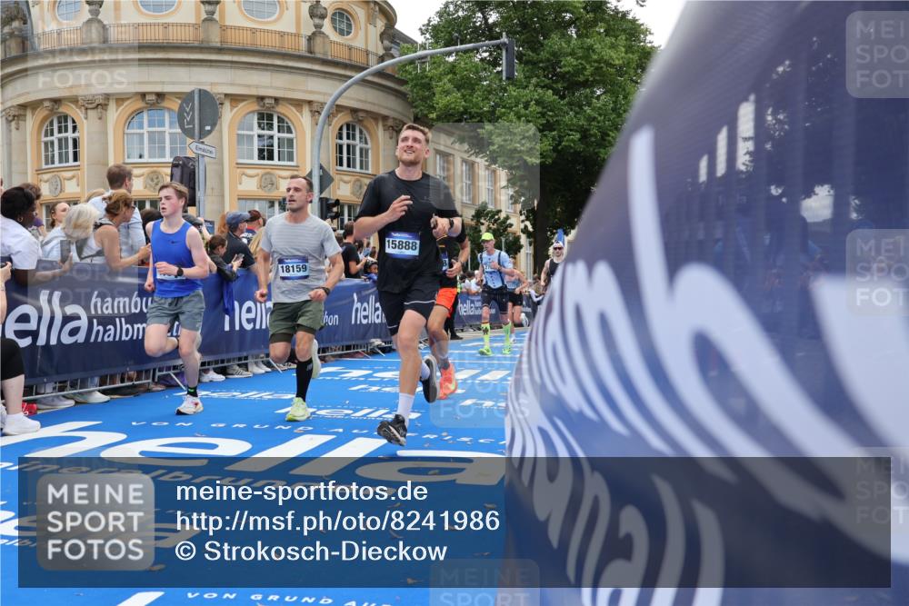 29.06.2025 - hella hamburg halbmarathon Strokosch-Dieckow http://msf.ph/oto/8241986 29.06.2025 10:37:27 Ziel 1290, 2767, 5042, 5791, 6047, 7831, 9017, 9914, 10451, 12739, 13372, 13854, 14387, 15888, 17306, 18159, 18723, 18824 meine-sportfotos.de