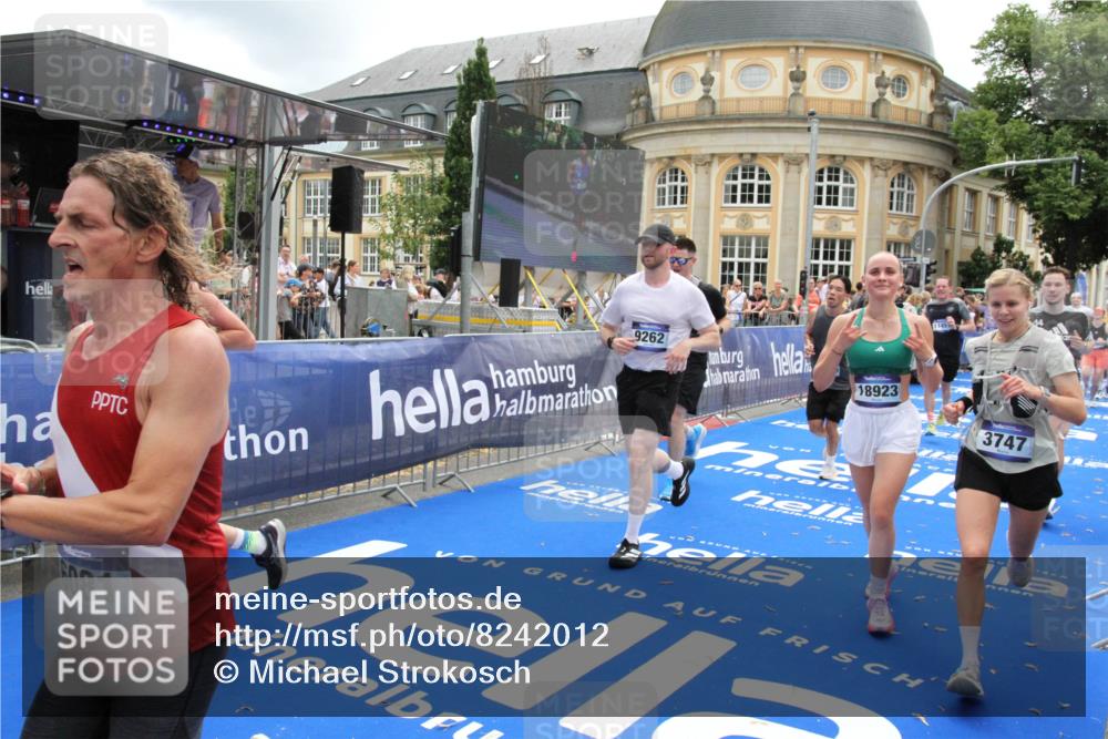 29.06.2025 - hella hamburg halbmarathon Michael Strokosch http://msf.ph/oto/8242012 29.06.2025 10:48:32 Ziel 3747, 5362, 6081, 9262, 10000, 10860, 11451, 12149, 12549, 12690, 12840, 13962, 14033, 14990, 15808, 15917, 17395, 17855, 18251, 18790, 18923 meine-sportfotos.de