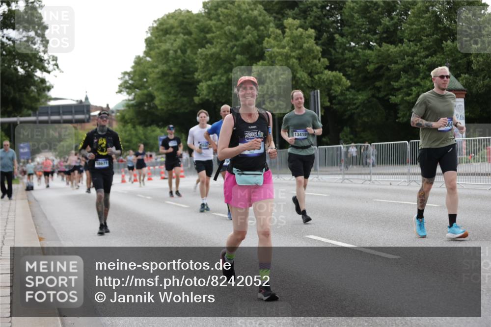 29.06.2025 - hella hamburg halbmarathon Jannik Wohlers http://msf.ph/oto/8242052 29.06.2025 10:29:51 Lombardsbrücke 1547, 2901, 3443, 3573, 6598, 6616, 6626, 10880, 12349, 12350, 12504, 12710, 13418, 14304, 15938, 16182, 16601, 16604, 16735, 16769, 18046, 18503, 18671 meine-sportfotos.de