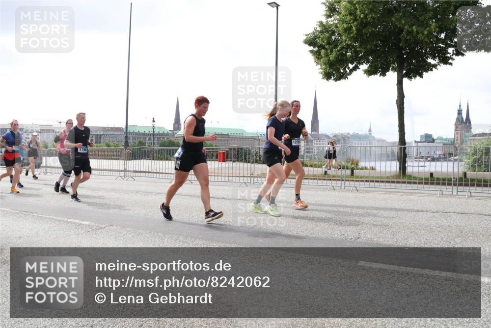 29.06.2025 - hella hamburg halbmarathon Lena Gebhardt http://msf.ph/oto/8242062 29.06.2025 10:45:23 Lombardsbrücke 1024, 1033, 1060, 1085, 1629, 1685, 1713, 1798, 2007, 2008, 2216, 2217, 2550, 2657, 2664, 2779, 2973, 3160, 3164, 3357, 3377, 3570, 3879, 3993, 4099, 4102, 4186, 4224, 4275, 4306, 4337, 4504, 4820, 4851, 5099, 5108, 5190, 5339, 5636, 5949, 6150, 6509, 6763, 6788, 6911, 6922, 6980, 7283, 7530, 7541, 7699, 7859, 7912, 8594, 8605, 8745, 8762, 8907, 9620, 10030, 10182, 10225, 10562, 10566, 10707, 11314, 12198, 12332, 12334, 12394, 13261 meine-sportfotos.de
