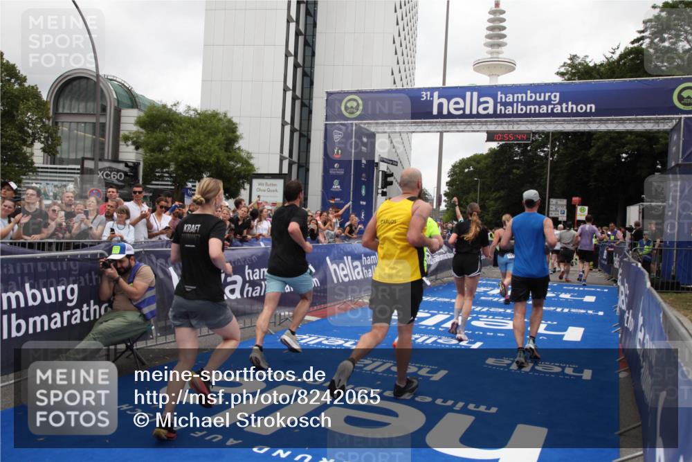 29.06.2025 - hella hamburg halbmarathon Michael Strokosch http://msf.ph/oto/8242065 29.06.2025 10:55:43 Ziel 1120, 1143, 1834, 2955, 2982, 3037, 4897, 6924, 8255, 8573, 8618, 10212, 11039, 11568, 12196, 12483, 12515, 14909, 15896, 16110, 17615, 18064, 18190 meine-sportfotos.de