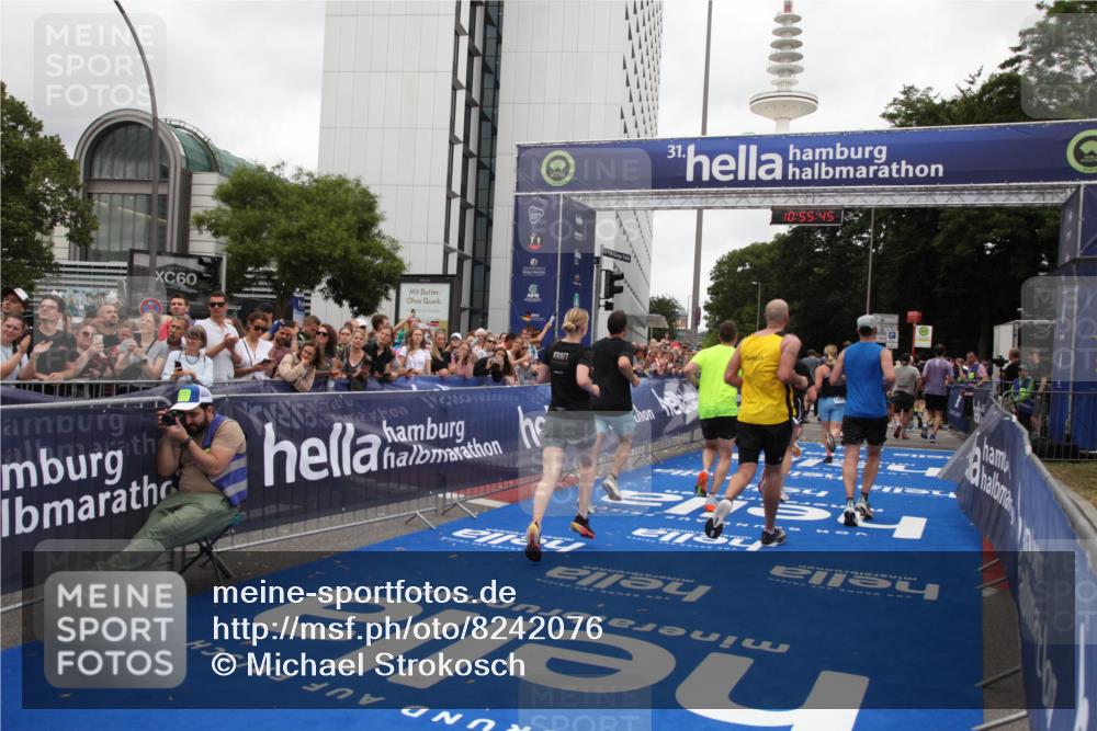 29.06.2025 - hella hamburg halbmarathon Michael Strokosch http://msf.ph/oto/8242076 29.06.2025 10:55:44 Ziel 1120, 1143, 1834, 2955, 2982, 3037, 4897, 6924, 8255, 8618, 10212, 11039, 11568, 12196, 12483, 12515, 14909, 15896, 16110, 17615, 18064, 18190 meine-sportfotos.de