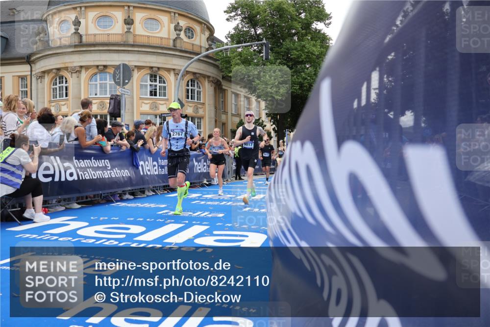 29.06.2025 - hella hamburg halbmarathon Strokosch-Dieckow http://msf.ph/oto/8242110 29.06.2025 10:37:29 Ziel 1290, 2767, 5042, 5791, 6047, 7831, 9017, 9914, 10451, 10922, 11106, 12739, 13372, 15888, 17306, 18159, 18193, 18216, 18723 meine-sportfotos.de
