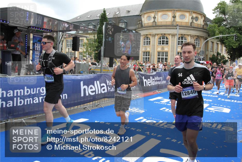 29.06.2025 - hella hamburg halbmarathon Michael Strokosch http://msf.ph/oto/8242121 29.06.2025 10:48:33 Ziel 1163, 1176, 2213, 3747, 5362, 6081, 9262, 10000, 10860, 11451, 11579, 12149, 12549, 12690, 12840, 13962, 14033, 14990, 15808, 15917, 17395, 17855, 18251, 18790, 18815, 18923 meine-sportfotos.de