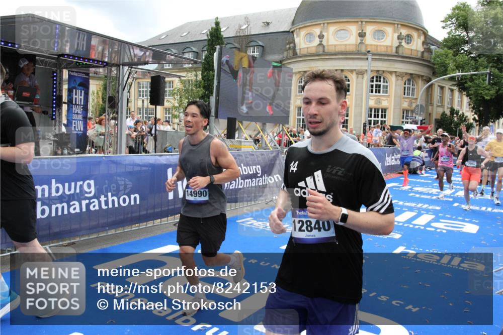 29.06.2025 - hella hamburg halbmarathon Michael Strokosch http://msf.ph/oto/8242153 29.06.2025 10:48:33 Ziel 1163, 1176, 2213, 3747, 5362, 6081, 9262, 10000, 10860, 11451, 11579, 12149, 12549, 12690, 12840, 13962, 14033, 14990, 15808, 15917, 17395, 17855, 18251, 18790, 18815, 18923 meine-sportfotos.de