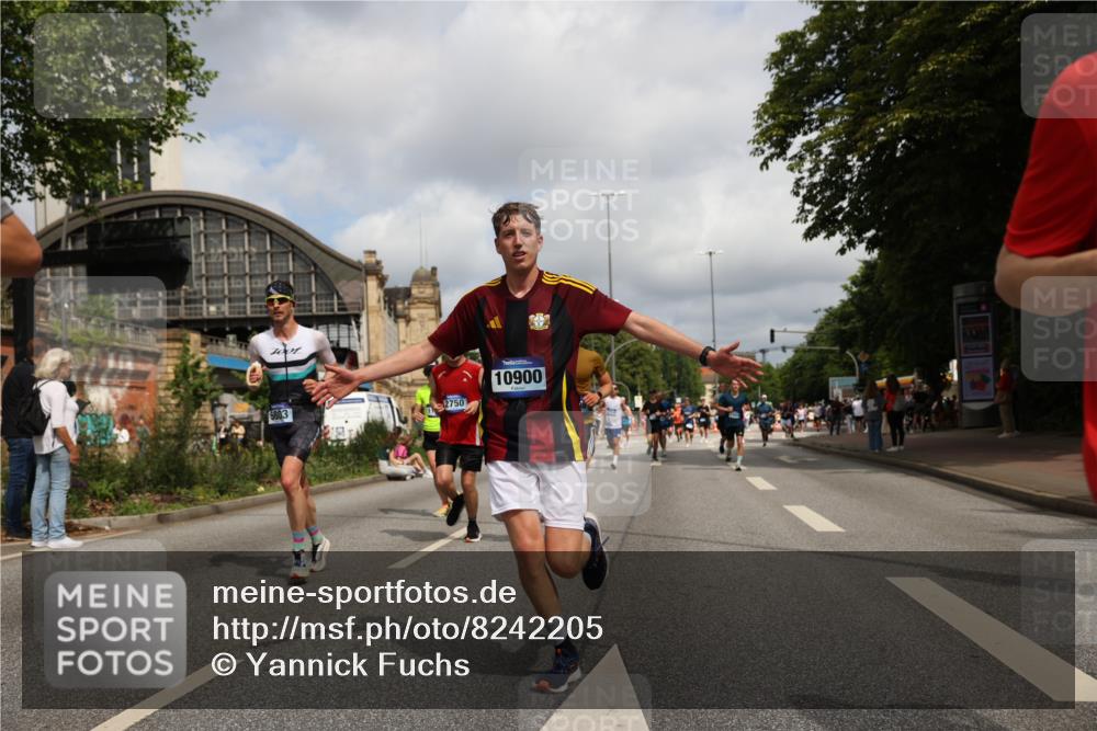 29.06.2025 - hella hamburg halbmarathon Yannick Fuchs http://msf.ph/oto/8242205 29.06.2025 10:34:55 20KM 1603, 1882, 2324, 2714, 2750, 2826, 4843, 5050, 5375, 5409, 5508, 5745, 5803, 5916, 6080, 6152, 6649, 7109, 7495, 7622, 8370, 8465, 8467, 9294, 10369, 10900, 10968, 11731, 12088, 12540, 12704, 12865, 13029, 13667, 14924, 15015, 15424, 15542, 15813, 16580, 16761, 17214, 17245, 18614, 18979 meine-sportfotos.de
