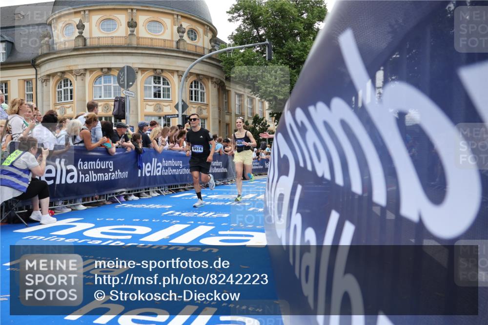 29.06.2025 - hella hamburg halbmarathon Strokosch-Dieckow http://msf.ph/oto/8242223 29.06.2025 10:37:31 Ziel 1290, 2767, 5042, 5791, 6047, 7831, 9017, 9914, 10451, 10922, 11106, 13372, 18159, 18193, 18216, 18723 meine-sportfotos.de