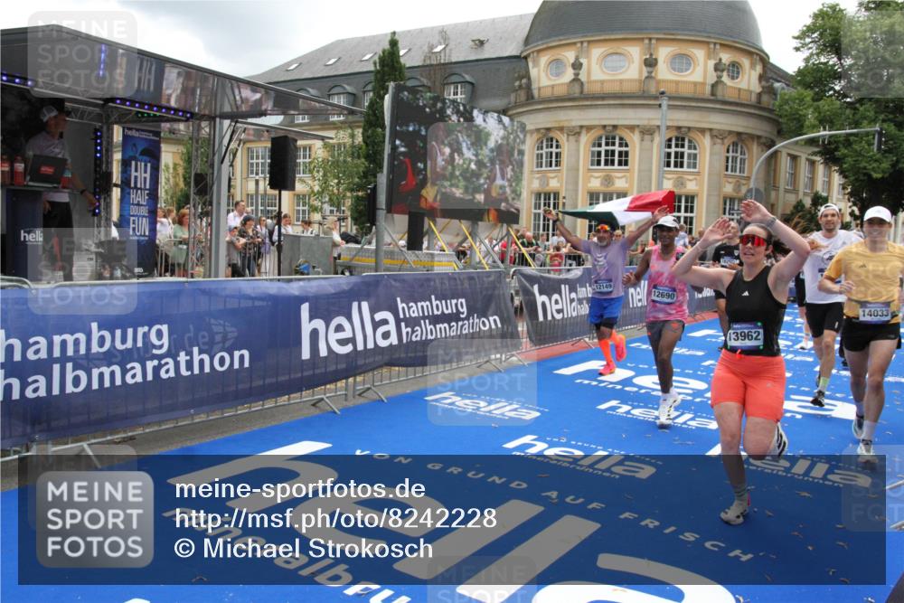 29.06.2025 - hella hamburg halbmarathon Michael Strokosch http://msf.ph/oto/8242228 29.06.2025 10:48:35 Ziel 1163, 1176, 2213, 5421, 10000, 10860, 11451, 11579, 12149, 12690, 12840, 13962, 14033, 14990, 15573, 15808, 15917, 17395, 17855, 18251, 18815 meine-sportfotos.de