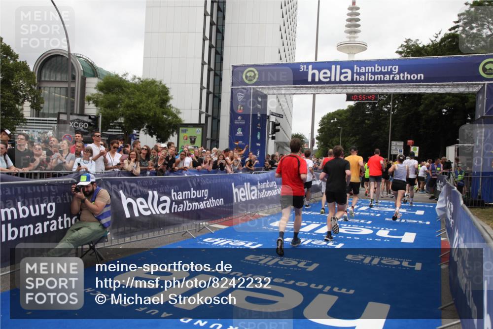 29.06.2025 - hella hamburg halbmarathon Michael Strokosch http://msf.ph/oto/8242232 29.06.2025 10:55:48 Ziel 1120, 1143, 1834, 2955, 4897, 5021, 6569, 6924, 7221, 8255, 8618, 10212, 11039, 12483, 12858, 14365, 14909, 15896, 16401, 16434, 16786, 18064, 18190, 19047 meine-sportfotos.de