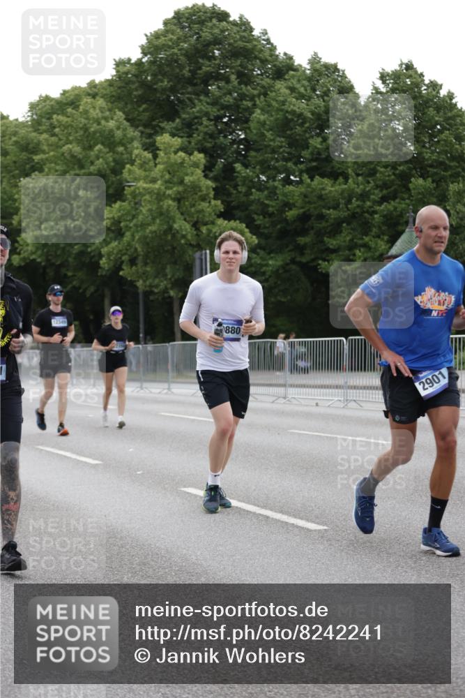 29.06.2025 - hella hamburg halbmarathon Jannik Wohlers http://msf.ph/oto/8242241 29.06.2025 10:29:54 Lombardsbrücke 2901, 3443, 3573, 6598, 6616, 10880, 12349, 12350, 12504, 12688, 12710, 13418, 15938, 16601, 16604, 16735, 16864, 18046, 18671 meine-sportfotos.de