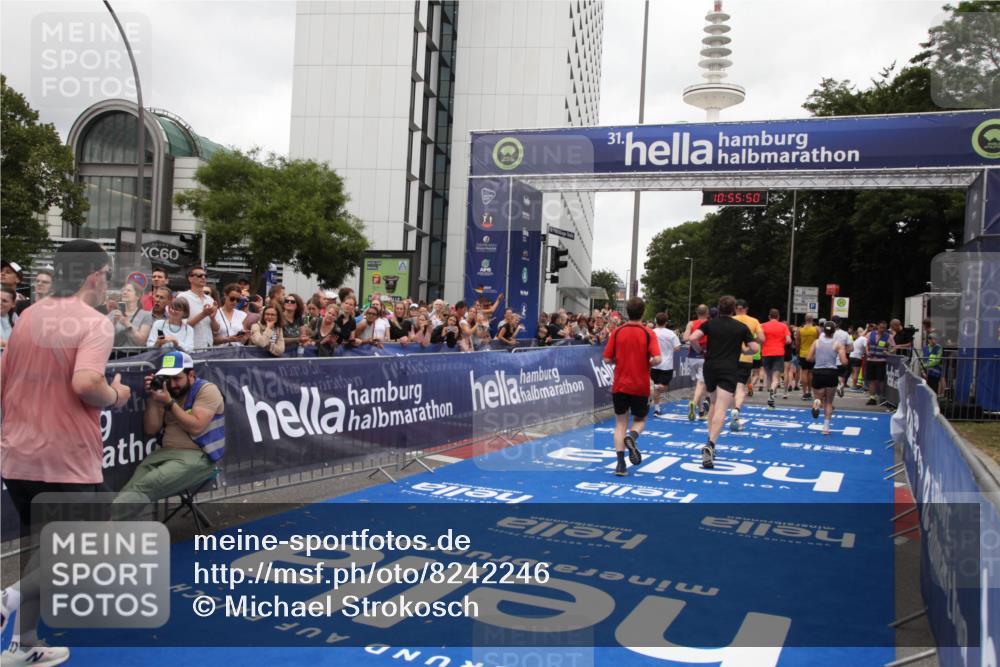 29.06.2025 - hella hamburg halbmarathon Michael Strokosch http://msf.ph/oto/8242246 29.06.2025 10:55:48 Ziel 1120, 1143, 1834, 2955, 4897, 5021, 6569, 6924, 7221, 8255, 8618, 10212, 11039, 12483, 12858, 14365, 14909, 15896, 16401, 16434, 16786, 18064, 18190, 19047 meine-sportfotos.de